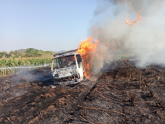 Korsleting Instalasi Kelistrikan, Truk Terbakar Sambar Lahan Tebu di Magetan