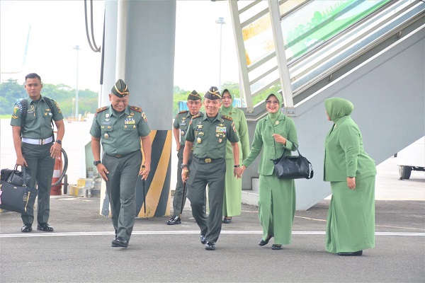 Pangdam Baru Disambut oleh Gubsu Bersama Forkopimda di Bandara KNIA