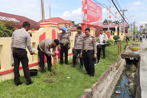 Polresta Deli Serdang Rayakan HUT RI Ke-78 dengan Giat Penanaman Pohon di Mapolresta DS