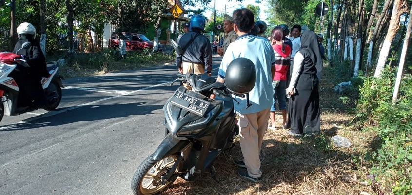 Terperosok Lubang Jalur, Pemotor Siswi STM Magetan Jungkir Balik di Jalanan