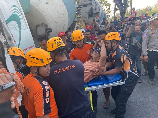 Truk Molen Cor Labrak Pick Up Berlawanan Arah, Empat Korban Terluka