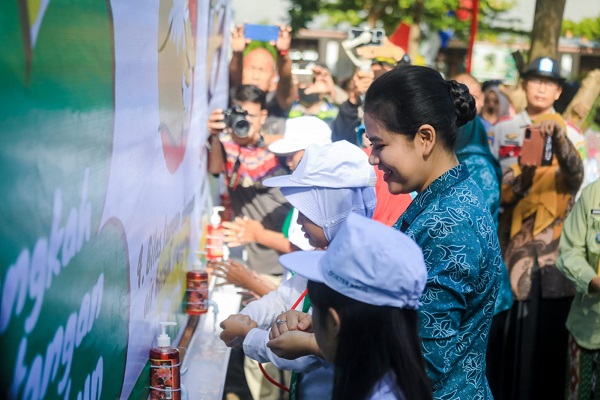 Kahiyang Ayu Bersama Siswa SD Melakukan Aksi Praktek Cuci Tangan dengan Sabun Cair