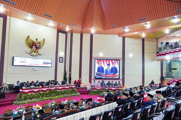 Pengumuman Kenaikan Gaji Langsung Disambut Tepuk Tangan di Gedung Dewan