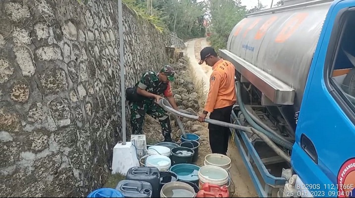 Babinsa Pos Wonotirto Dampingi BPBD Blitar Droping Air Bersih 