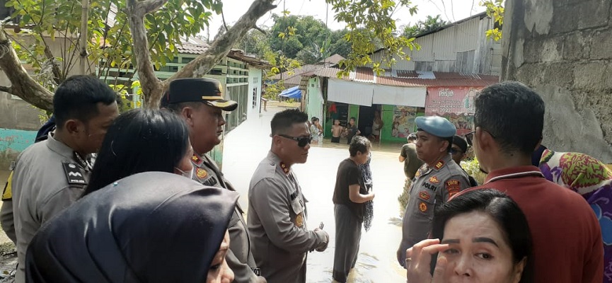 Kapolres Binjai Turun Langsung Sungai Mencirim yang Dilanda Banjir
