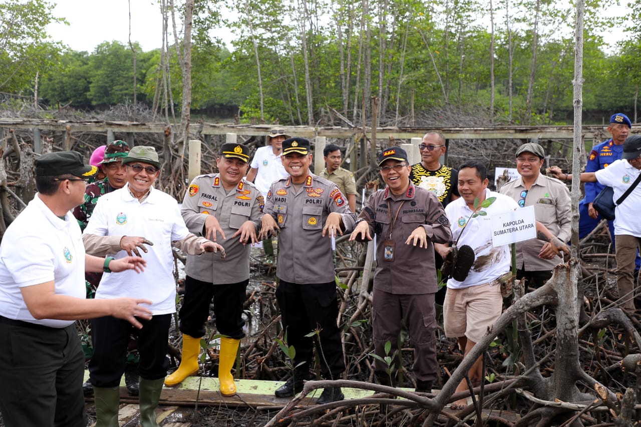 Kapolres Langkat Hadiri Penanaman Pohon Mangrove untuk Pemulihan Kawasan Hutan dan Penyelamatan Ekosistem Mangrove