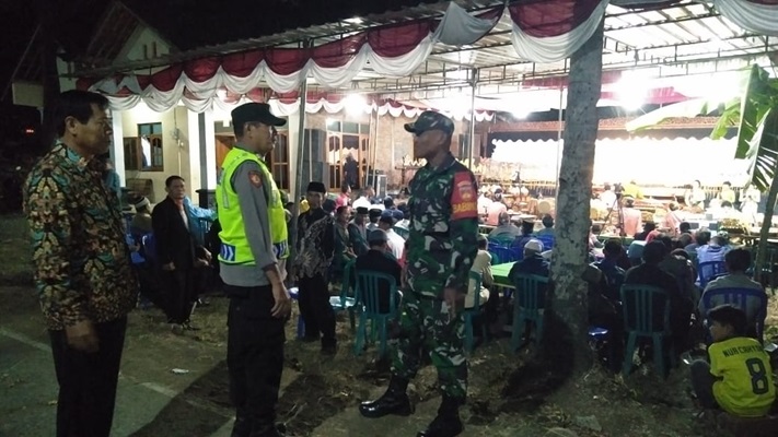 Babinsa Turut Serta Melestarikan dan Amankan Pagelaran Wayang Kulit