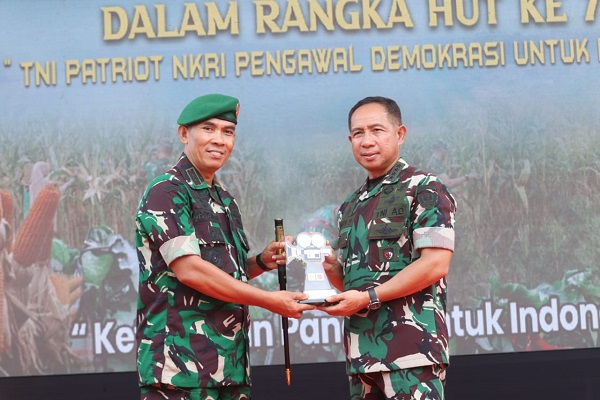 Danrem 012TU Terima Penghargaan Menteri Pertanian dan Panglima TNI Sebagai Pemenang dalam Gerakan Nasional Ketahanan Pangan