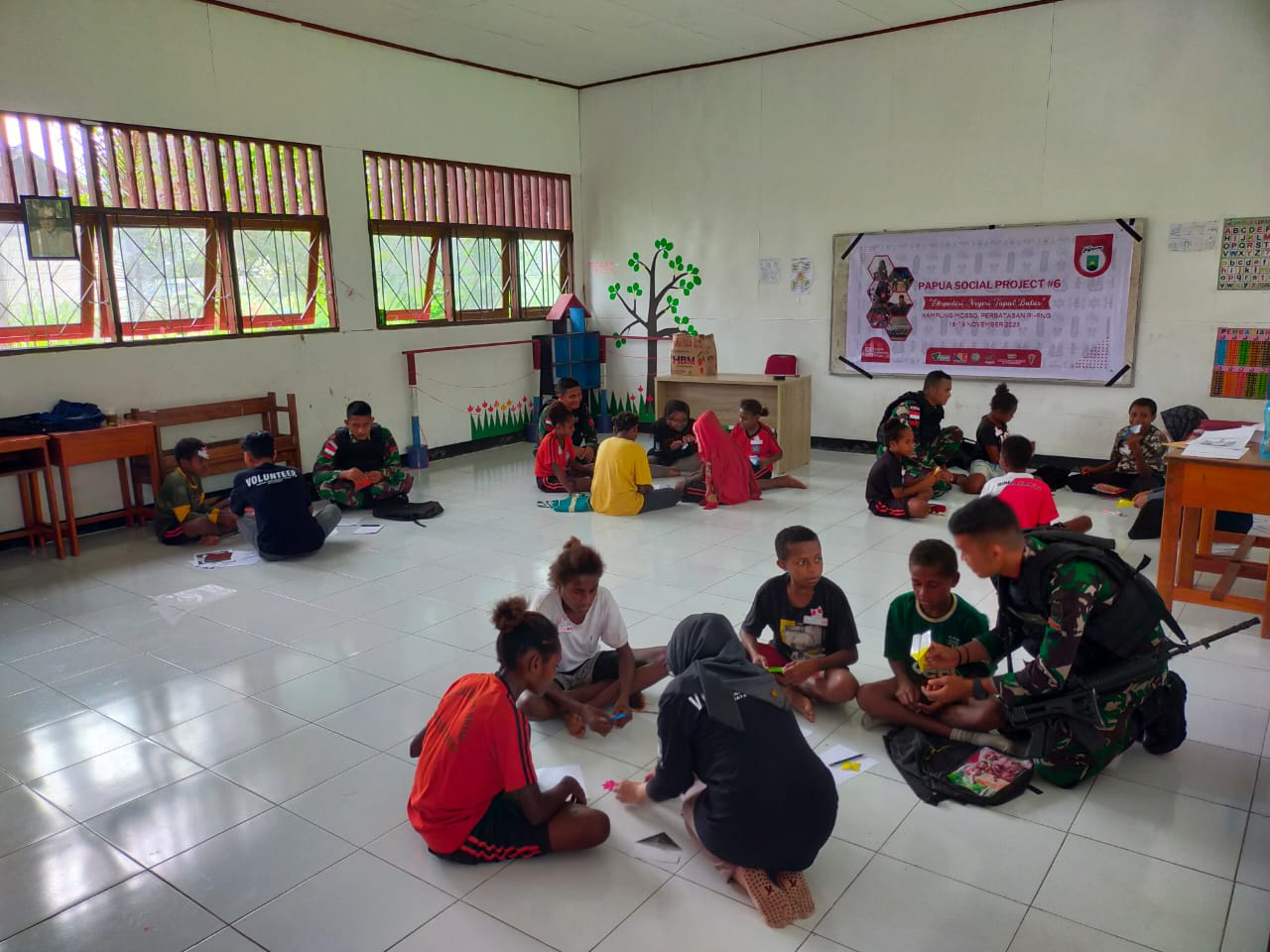 Satgas Yonif 122TS Bersama FIM Jayapura Mengajarkan Wawasan Kebangsaan yang Bermanfaat bagi Murid SDN Mosso