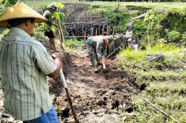 Babinsa Turut dalam Karya Bakti untuk Pembuatan Saluran Air
