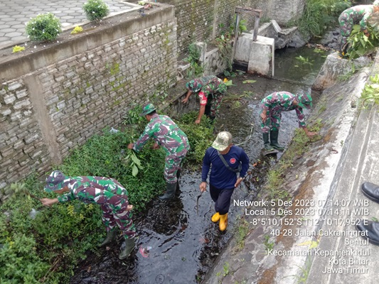 Cegah Terjadinya Banjir, Kodim 0808Blitar Gelar Karya Bakti Pembersihan Sungai