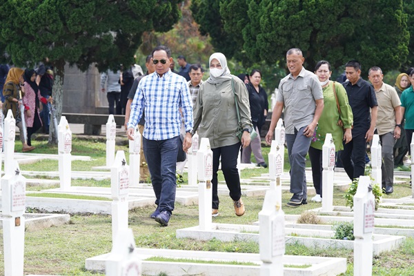 Panglima TNI Ziarah ke Makam Ayahanda di Bandung