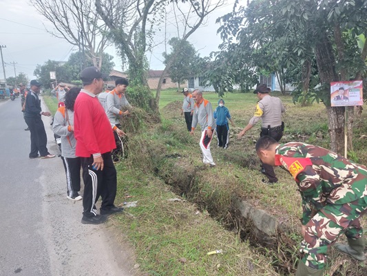 Personel Polsek Kota Kisaran Timur Membantu Warga Wujudkan Lingkungan Sehat dan Bersih