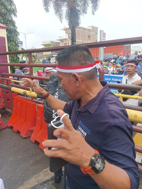 Ratusan Pekerja PT SPR Gelar Aksi Damai di Polda Sumut