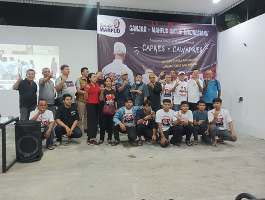 Relawan Sahabat Mahfud MD Nobar Debat Cawapres di Warkop Darussalam Medan