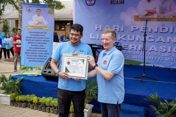 Komunitas Plant and Care For Peace Asal Finlandia Berikan Bobby Nasution Penghargaan Pelopor Peduli Lingkungan Hidup