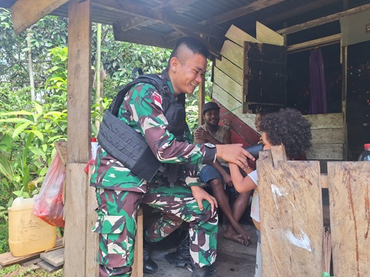 Personel Pos Wambes Yonif 122TS Melaksanakan Pendekatan Teritorial dengan Warga Masyarakat Binaan 