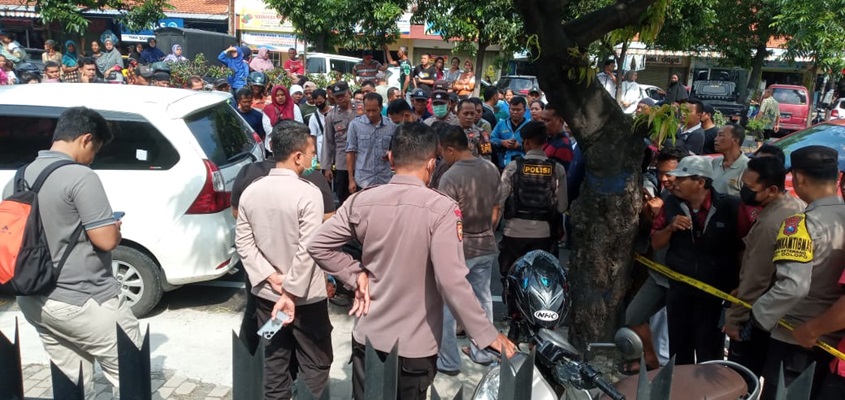 Ada Mayat dalam Mobil Parkir di depan Pasar Dolopo Madiun