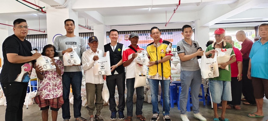 Anggota DPRD Medan dan Den Intel Kodam I/BB Berbagi Sembako