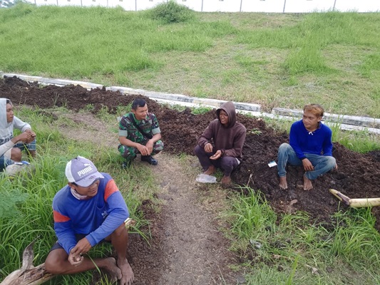 Babinsa Koramil Klego Komsos Bersama Pekerja Bangunan