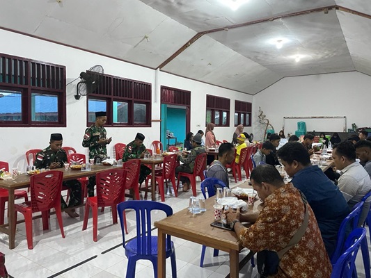 Buka Puasa Bersama Guru dan Siswa, Wujud Kedekatan Satgas Pamtas Yonif 726TML dengan Warga Masyarakat Perbatasan