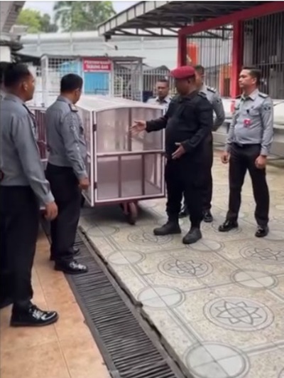 Kepala Subseksi Bimker Rutan Kelas I Medan Serahkan 5 Buah Trolli kepada Petugas Dapur Rutan