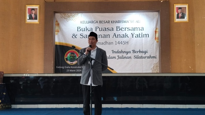 Kharisma’98 AU Menyantuni 25 Orang Anak Yatim