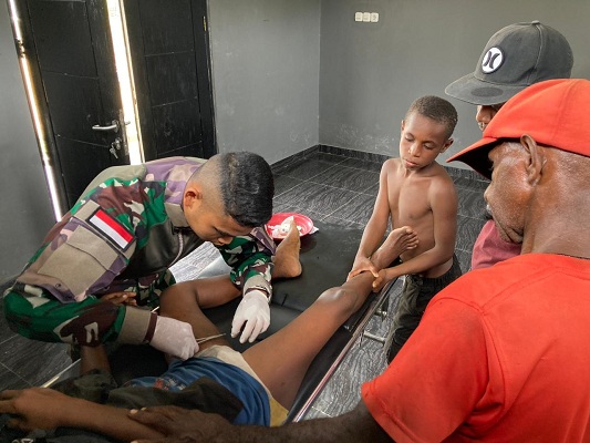 Satgas Yonif 122/TS Membantu Obati Warga yang Terluka