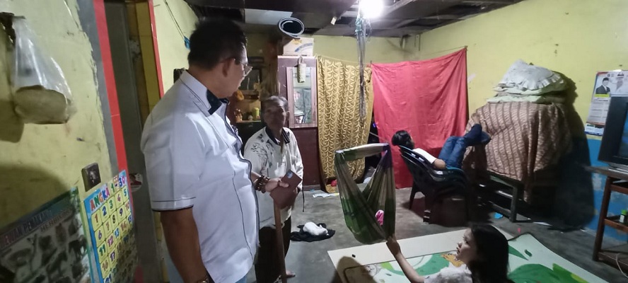 Wong Chun Sen Membagikan Susu dan Vitamin Bagi Bayi Stunting