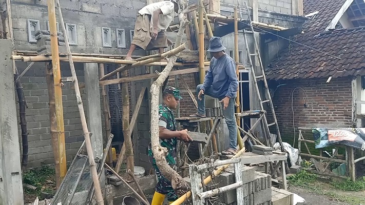 Babinsa Koramil 080818 Panggungrejo Membantu Renovasi Rumah Warga Kurang Mampu