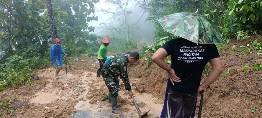 Digerojog Hujan Deras, 4 Rumah di Pacitan Hancur Terdera Longsor