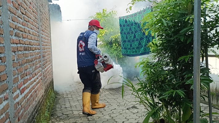 Pasukan Fogging PMI Ngawi Proteksi 413 KK dari Gangguan DBD