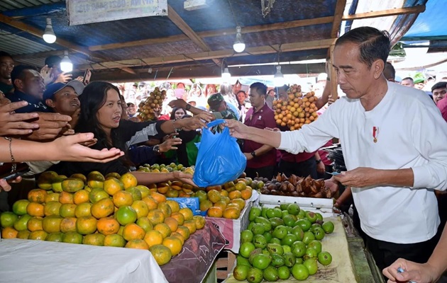 Presiden Joko Widodo Membeli Buah dan Sayuran di Pasar Buah Berastagi