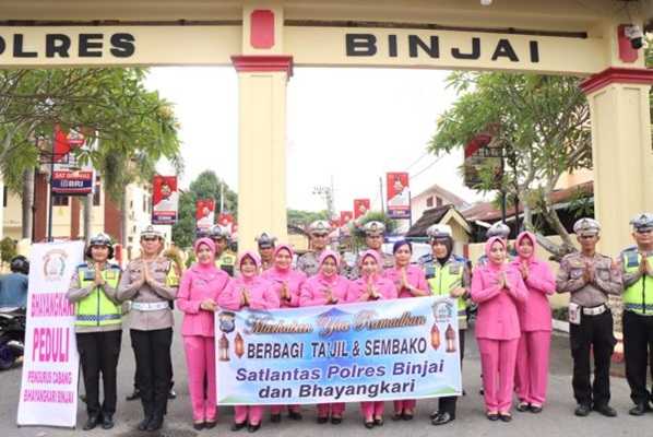 Sat Lantas Polres Binjai Bersama Bhayangkari Berbagi Takjil dan Sembako