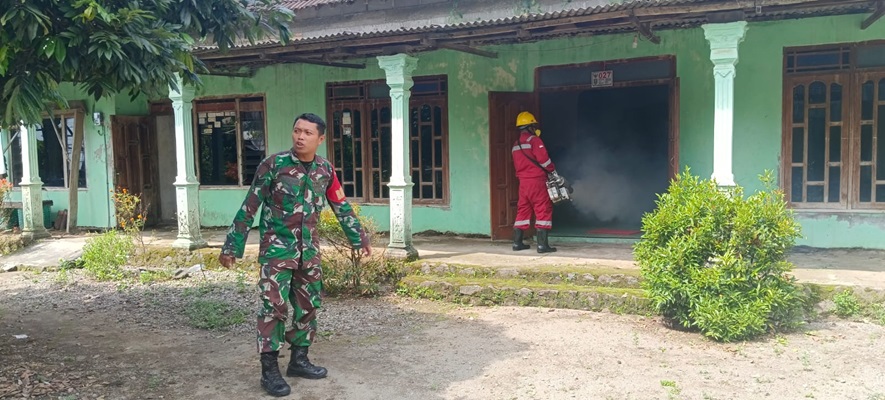 Selain Fogging Babinsa Mengingatkan Warga Tentang Langkah 3M