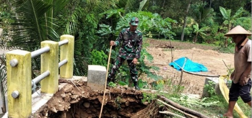 Trenggalek Diguyur Hujan 5 Jam, Pemotor Suami Istri Terperosok Tanah Amblas