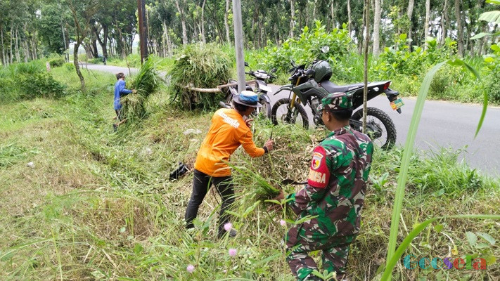 Babinsa Koramil 080810 Kademangan Kerja Bakti dalam Pembersihan Parit