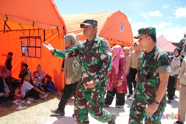 Pangdam I/BB Bersama Ketua Persit Kartika Chandra Kirana Daerah I/BB Mendampingi Rangkaian Baksos Ketum Dharma Pertiwi di Lokasi Bencana 