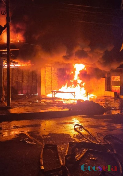 Diduga Korsleting, Toko Oli di Magetan Amblas Menjadi Bancakan Jago Merah