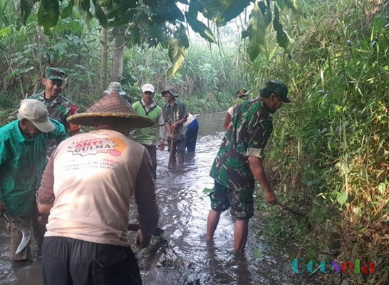 Pembersihan Aliran Sungai, Kerja Sama Babinsa Koramil 080803 Kanigoro Bersama Warga Gogodeso