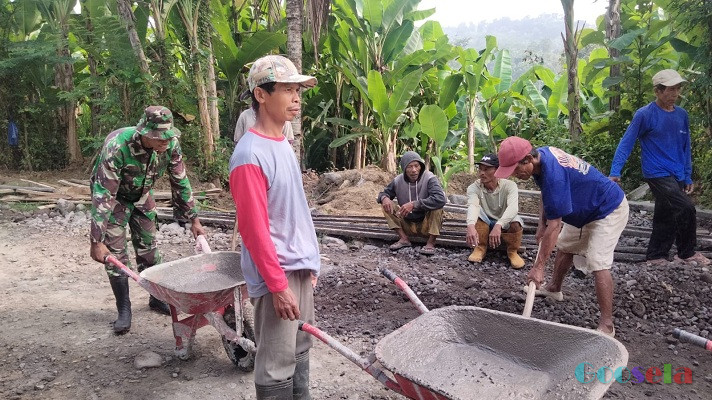 Kepedulian Koramil Nogosari dalam Membantu Membangun Infrastruktur Desa