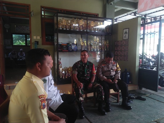 Babinsa dan Bhabinkamtibmas Bersinergi dalam Jalin Kemitraan untuk Kemanungalan