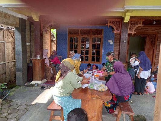 Babinsa Sambi Aktif Menyukseskan Program Posyandu di Wilayahnya