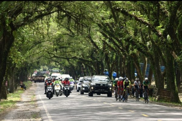 26 Atlet Cabor Balap Sepeda Road Race Menaklukan Jalan Lintas Sergai-Parapat
