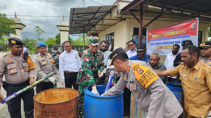 Dandim 1715/Yahukimo dan Kapolres Yahukimo Memusnahkan Minuman Keras Hasil Patroli Gabungan TNI-POLRI pada Tahun Baru 2025