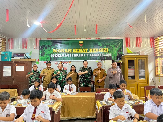 Kodam I/BB Mendukung Prestasi Siswa SD di Tuntungan dengan Program Makan Sehat Bergizi
