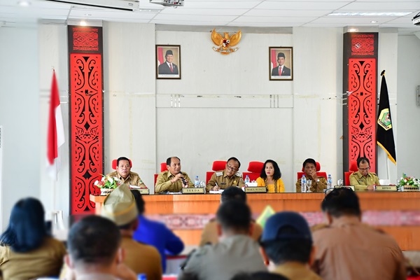 Wabup Ariston Tua Sidauruk Menjalin Silaturahmi dengan Pejabat Pemkab Samosir