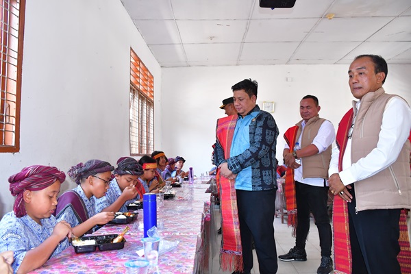 Dukung Program Makanan Bergizi Gratis, Bupati Samosir Bersama DPC Gerindra Memberikan Makanan kepada Siswa SMP N 1 Pangururan
