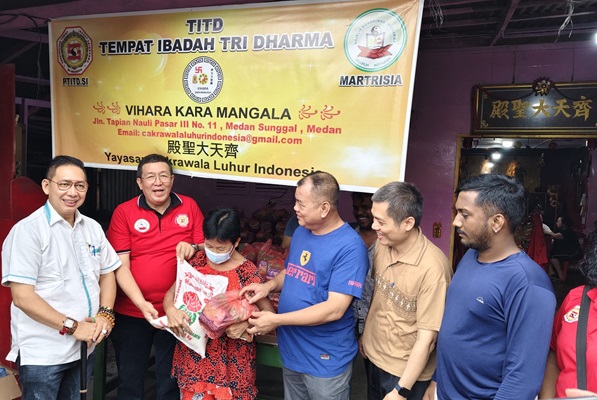 Ketua DPRD Kota Medan Bersama Vihara Kara Mangala Bagikan 275 Bingkisan Imlek kepada Warga Pra Sejahtera