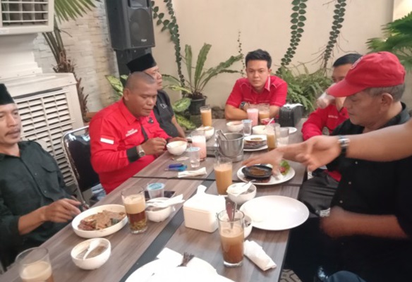 Silaturahim di Penghujung Bulan Ramadhan, David Roni Sinaga Buka Puasa Bersama Pengurus PAC PDIP se-Dapil IV